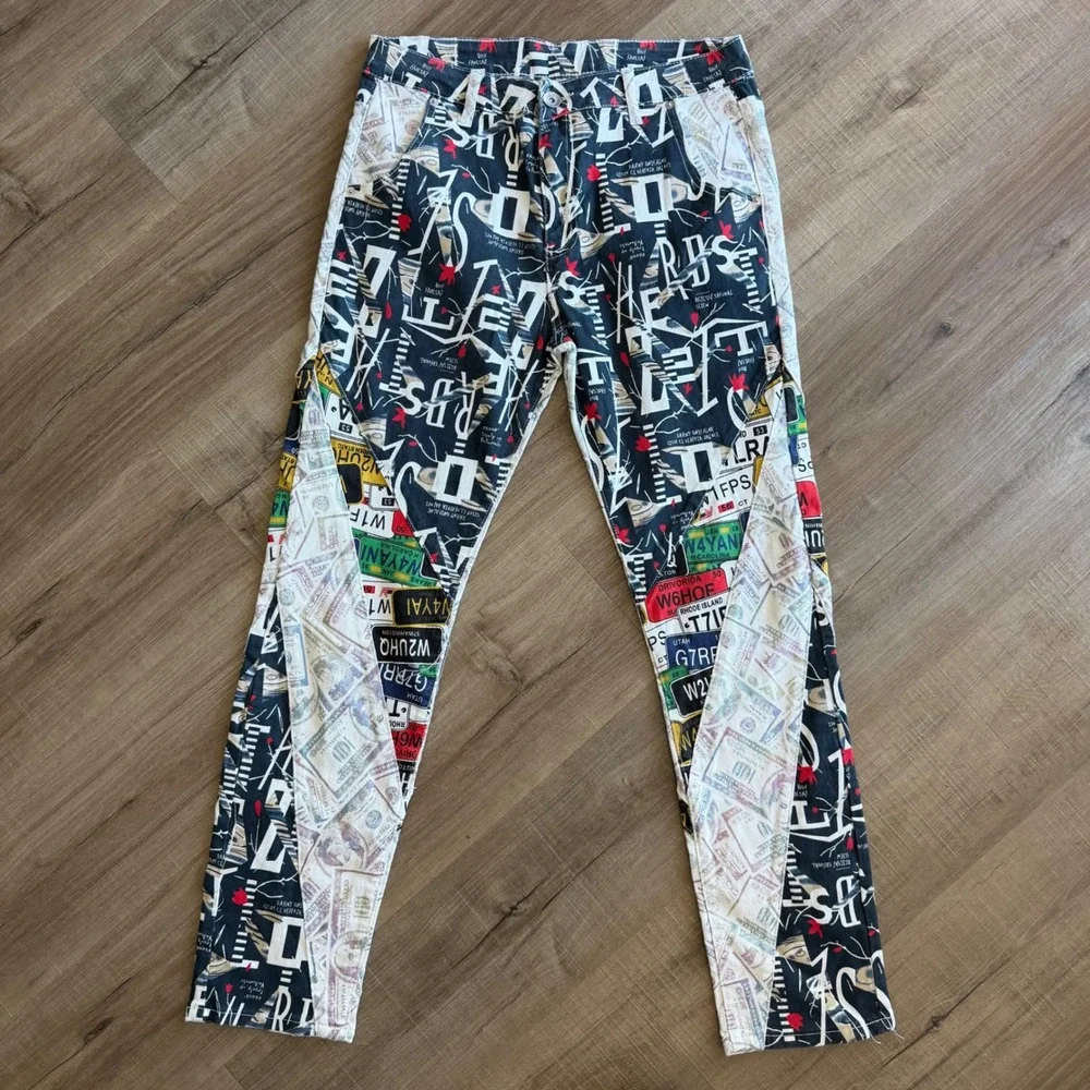 D'ANDUESHEN Mens Graphic Patchwork Money License Plate Slim Pants Size 32 NEW